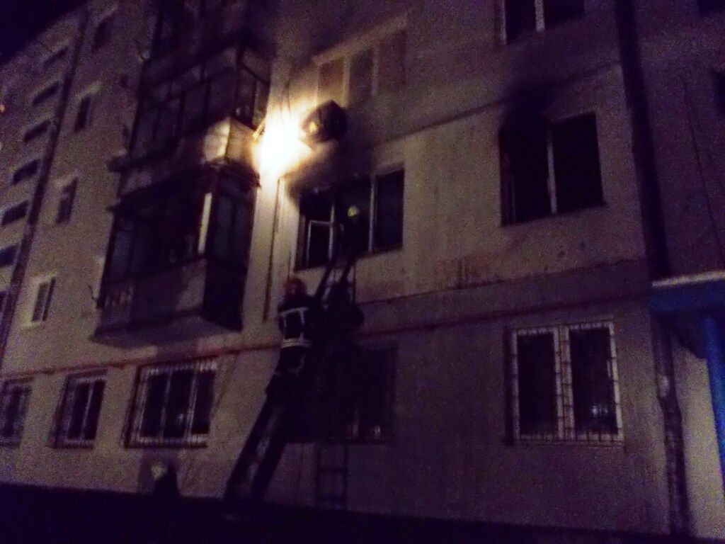 На пожаре в Запорожье едва не сгорел мужчина (ФОТО)