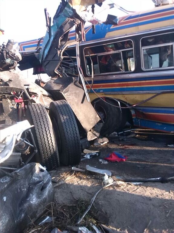 В Венесуэле автобус столкнулся с грузовиком: 16 погибших, полсотни раненых. Появились первые фото