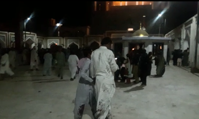  Кровавый теракт в Пакистане: на территории святыни взорвали 70 человек. Опубликованы жуткие фото и видео