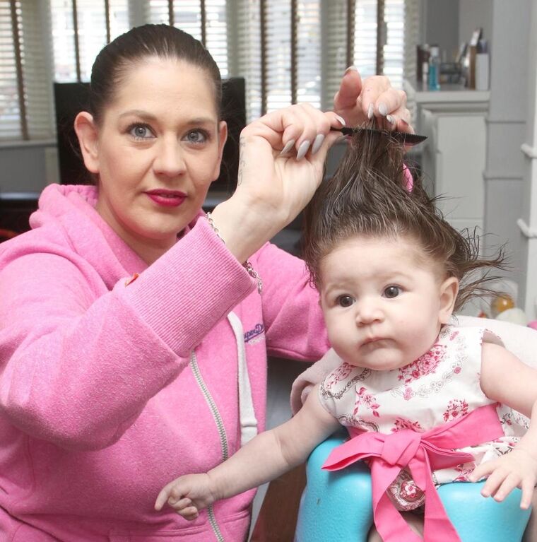 ''Волосся, як у п'ятирічної'': мама 4-місячної дівчинки заплітає їй косички