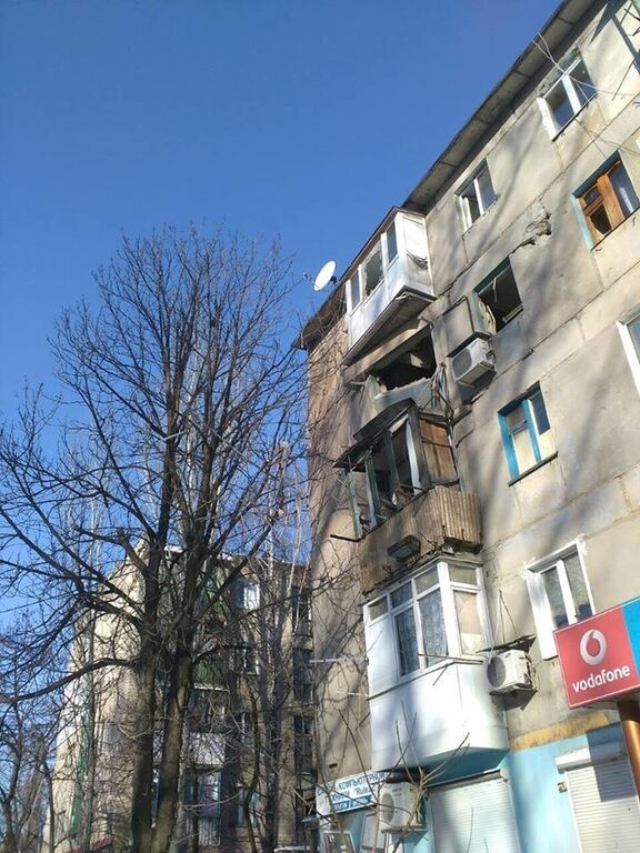В Авдеевке может разрушиться пятиэтажка после обстрелов террористов: фотофакт