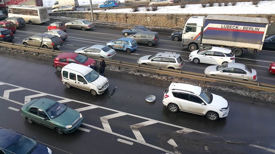 В Киеве рядом с метро столкнулись пять автомобилей: опубликованы фото