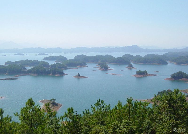 Тысяча островов и затопленные древние города: уникальное озеро в Китае