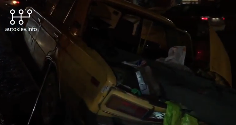 Кошмарное ДТП в Киеве: отбойник насквозь прошил ВАЗ, опубликовано видео