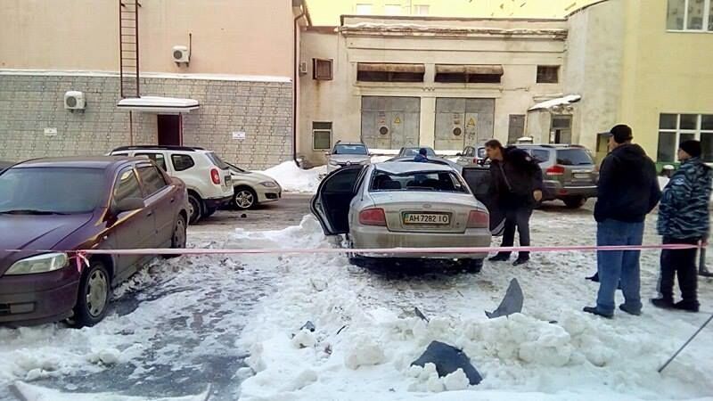 Водитель вышел за пару минут: в Киеве снежная глыба упала на автомобиль
