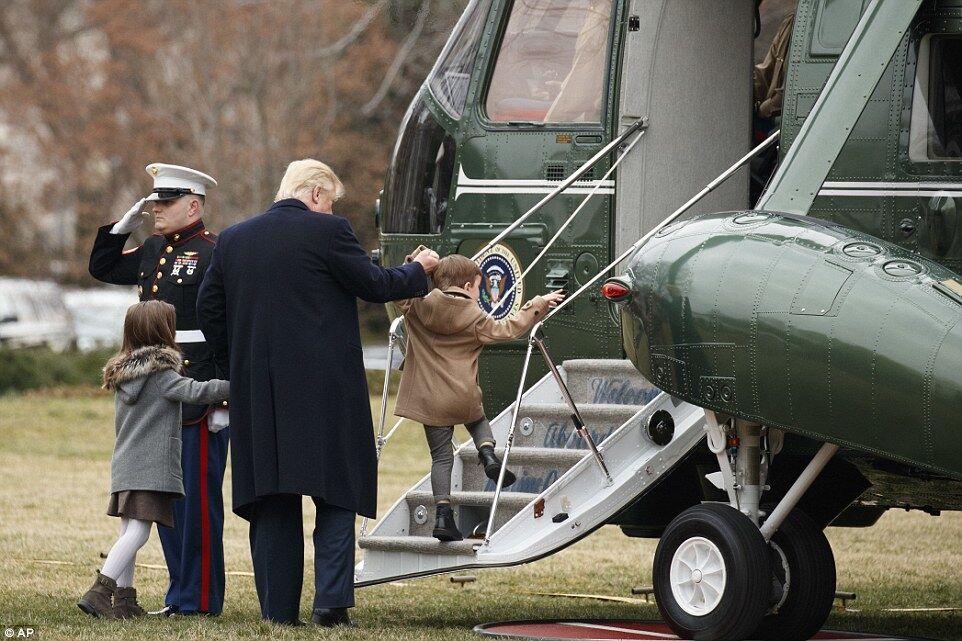 Дбайливий дідусь: Трамп покатав онуків на вертольоті