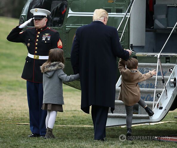 Заботливый дедушка: Трамп покатал внуков на вертолете