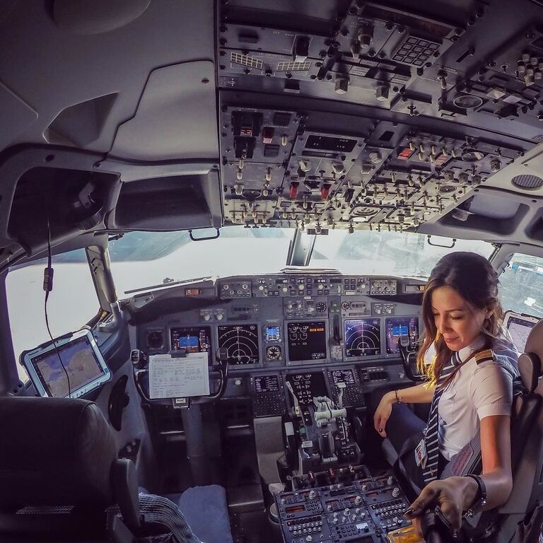 Гламурная девушка-пилот покорила сеть впечатляющими снимками