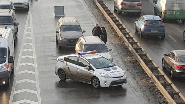В Киеве рядом с метро столкнулись пять автомобилей: опубликованы фото