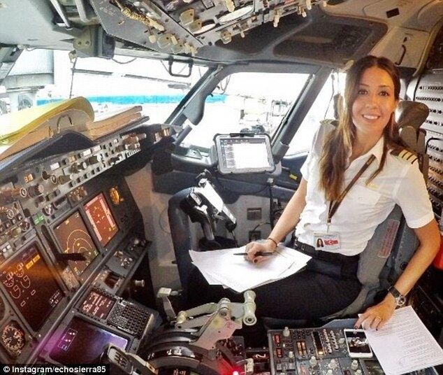 Гламурная девушка-пилот покорила сеть впечатляющими снимками