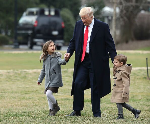 Дбайливий дідусь: Трамп покатав онуків на вертольоті