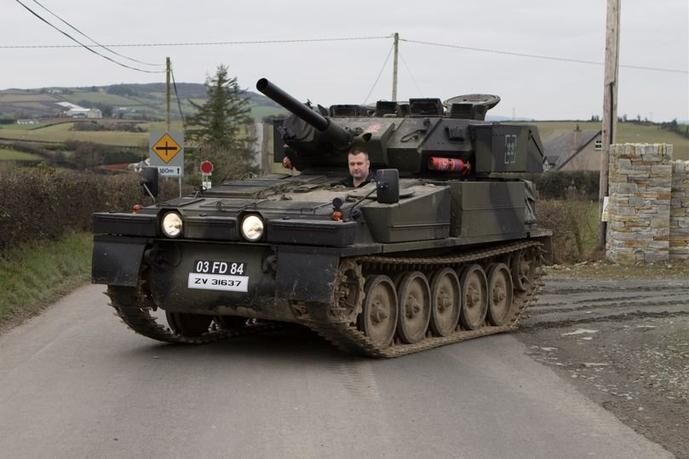 Ирландец приобрел танк, чтобы ездить по пятницам в паб: опубликованы фото