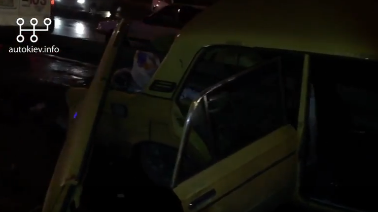 Кошмарное ДТП в Киеве: отбойник насквозь прошил ВАЗ, опубликовано видео
