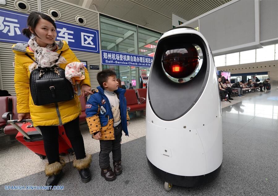 В Китае впервые на патрулирование вышел робот-коп: опубликовано фото