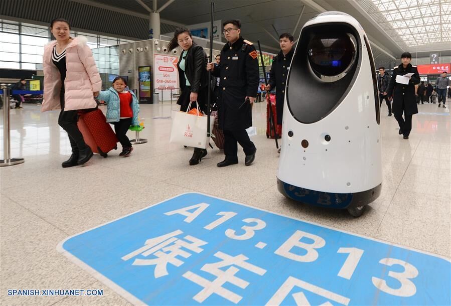 В Китае впервые на патрулирование вышел робот-коп: опубликовано фото