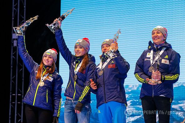 Женская сборная Украины покуражилась на медальной церемонии ЧМ по биатлону: яркие фото и видео