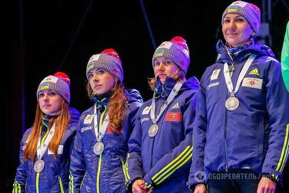Женская сборная Украины покуражилась на медальной церемонии ЧМ по биатлону: яркие фото и видео