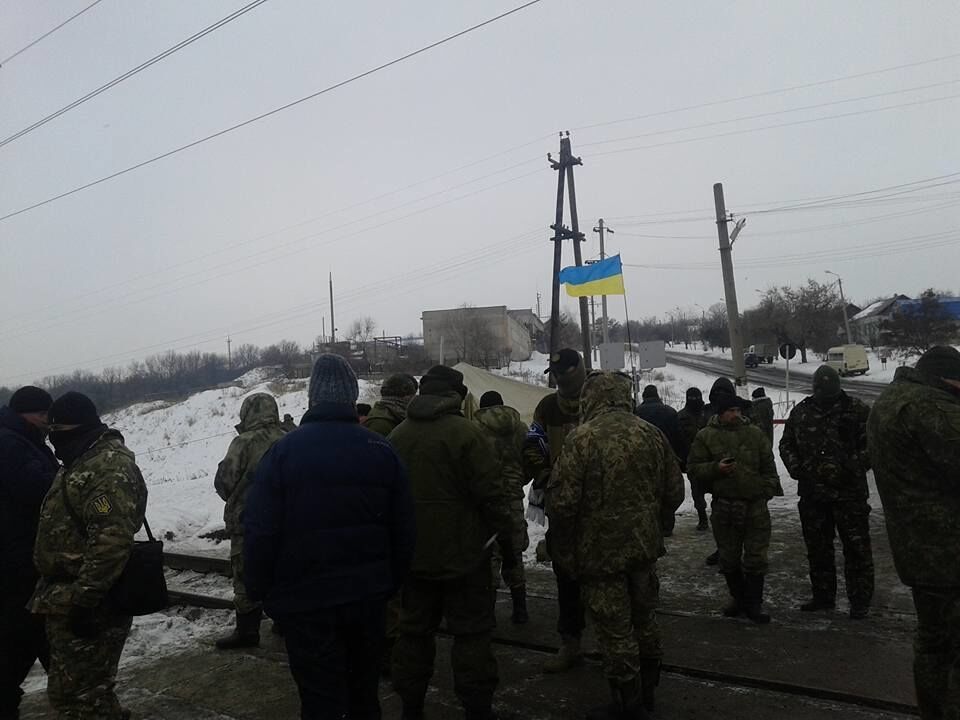 Блокада Донбасу "з автоматами": у Бахмуті перекрили залізницю
