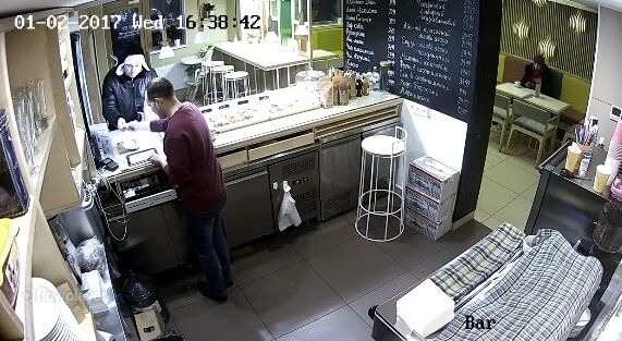 В сети показали мошенника, который одурачил кассира в киевском кафе 