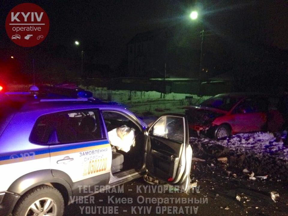 Автоугон с погоней: в Киеве преступники похитили девушку и протаранили копов