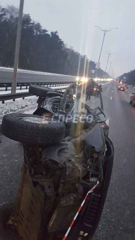 Под Киевом пьяный водитель протаранил отбойник, погибла девушка