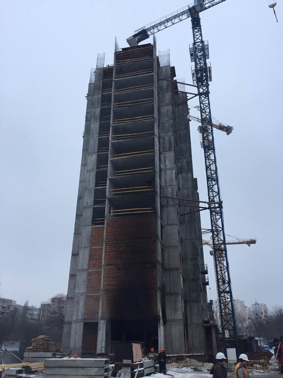 В Киеве произошел масштабный пожар в высотке-новострое: фото и видео