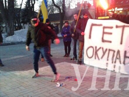 "Ему не место в Украине": в Виннице сожгли российский флаг