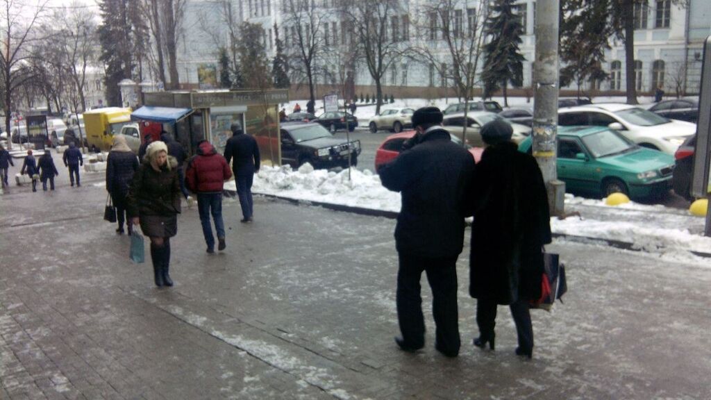 Страшный гололед: улицы Киева превратились в каток