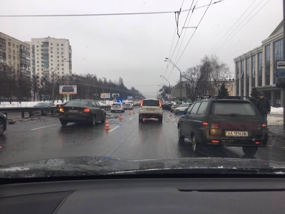 У Києві через ДТП "паралізований" проспект Перемоги