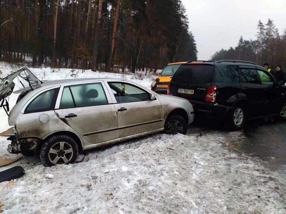 В Киеве столкнулись пять автомобилей: опубликованы фото масштабного ДТП