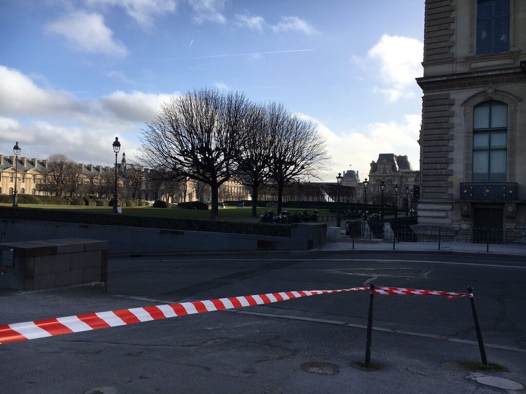 В центре Парижа мужчина с мачете напал на солдата: опубликованы фото