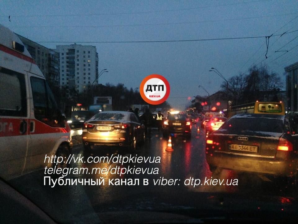 У Києві через ДТП "паралізований" проспект Перемоги