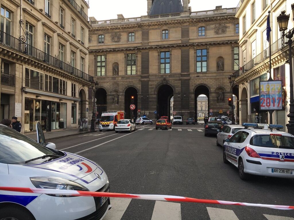 В центре Парижа мужчина с мачете напал на солдата: опубликованы фото