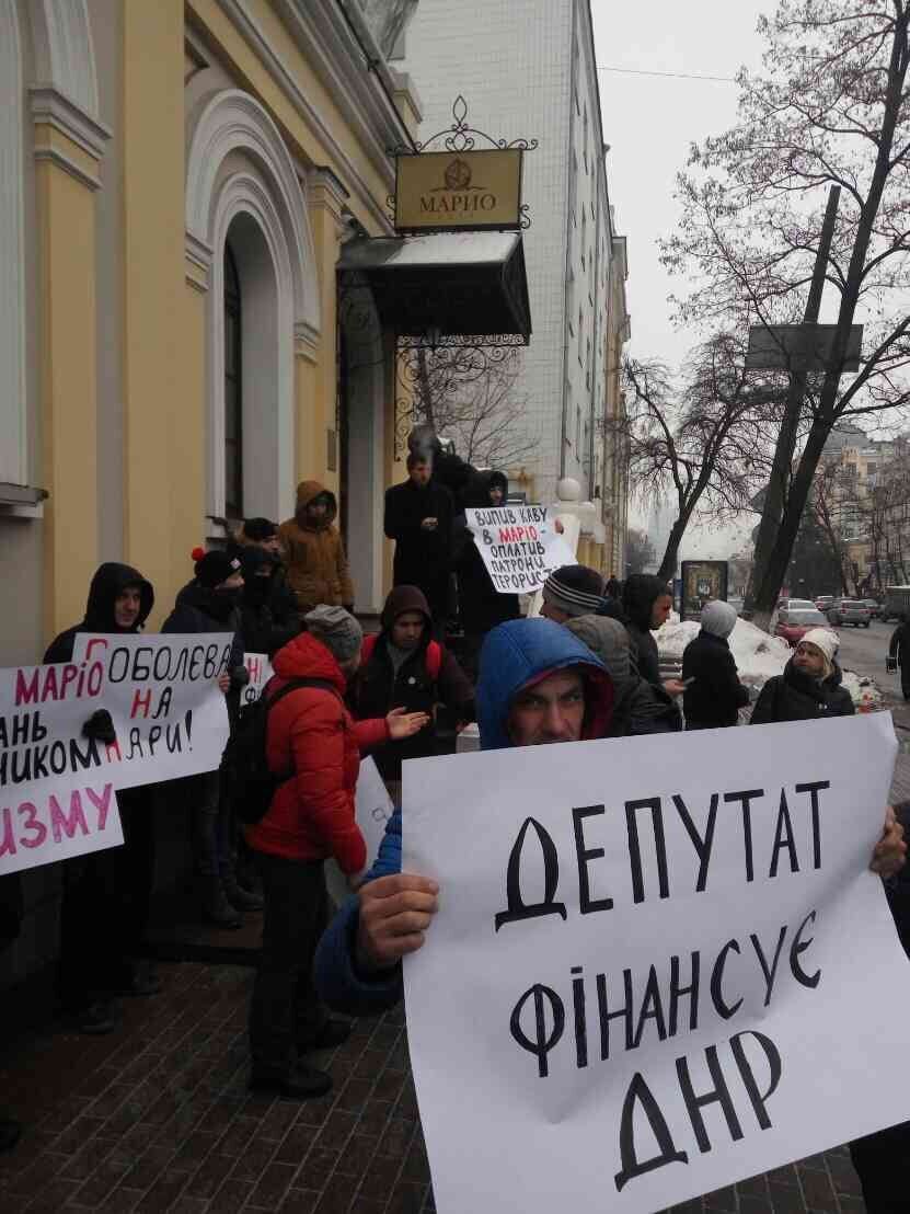 Митинг возле "Марио": протестующие требуют посадить Соболева за спонсирование "ДНР"