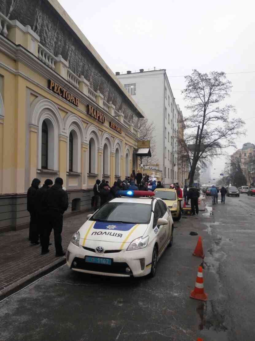 Митинг возле "Марио": протестующие требуют посадить Соболева за спонсирование "ДНР"