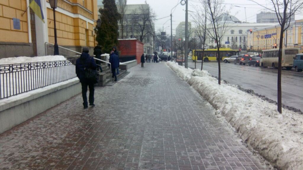 Страшный гололед: улицы Киева превратились в каток