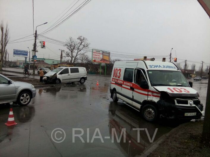 В Запорожской области автомобиль протаранил скорую, ехавшую на вызов (ФОТО)