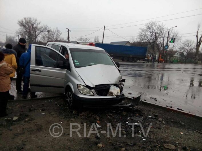 В Запорожской области автомобиль протаранил скорую, ехавшую на вызов (ФОТО)