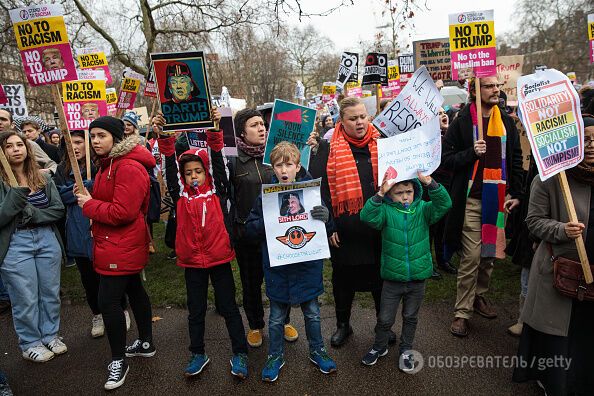 "Поставим расиста на место": в Лондоне разразился многотысячный протест из-за визита Трампа, опубликованы фото и видео