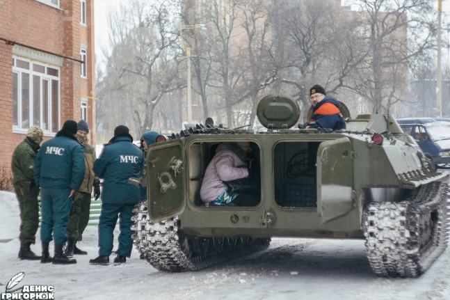 Погрузили, сгрузили и уехали: в Донецке массовка "старики-женщины-дети" выразила недовольство "ДНР"