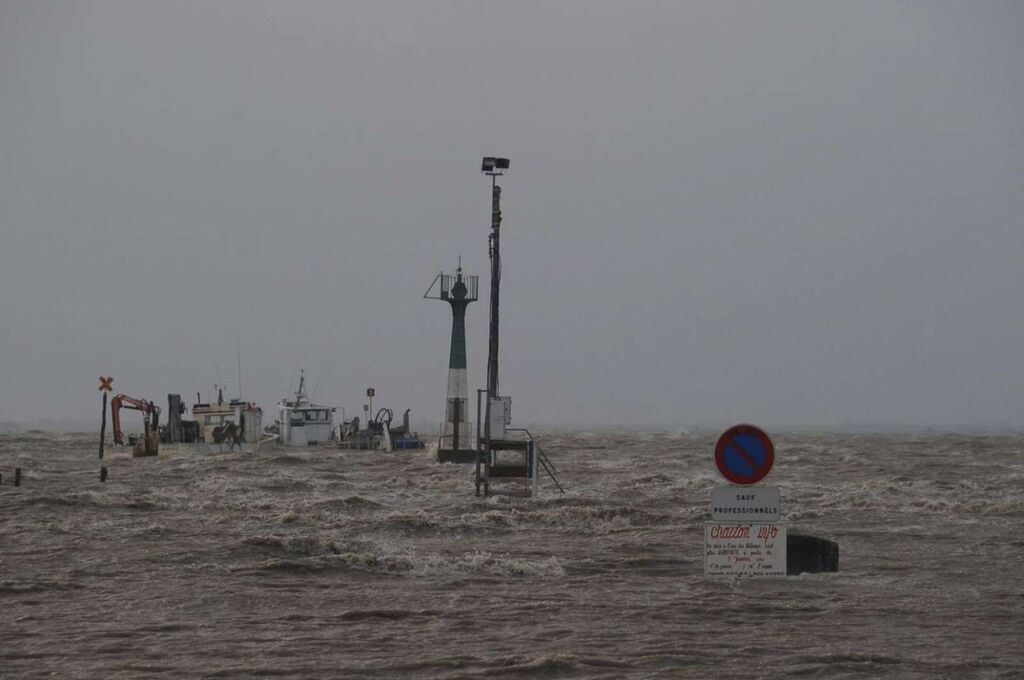Францию накрыл сильнейший шторм: опубликованы фото стихии