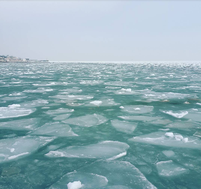 В Одессе море покрылось ледяными глыбами: захватывающий фоторепортаж
