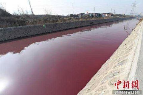 Можно снимать ужастики: в Китае река приобрела кровавую окраску