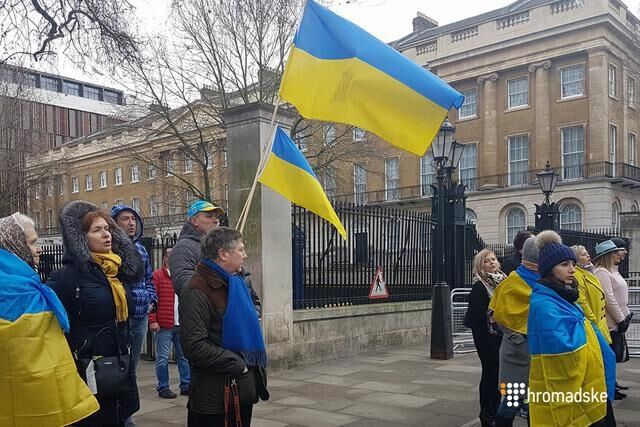 Більше санкцій: у Лондоні вибухнув антипутінський "Євромайдан"