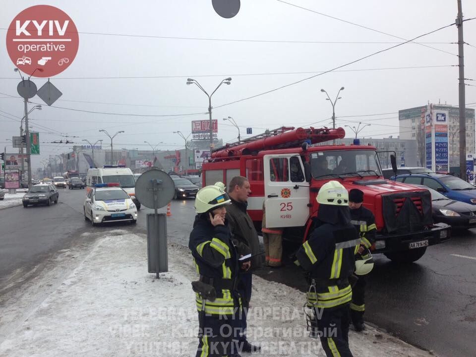 Гасили всі: в Києві під час руху загорівся автомобіль