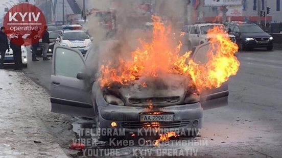Тушили все: в Киеве на ходу загорелся автомобиль