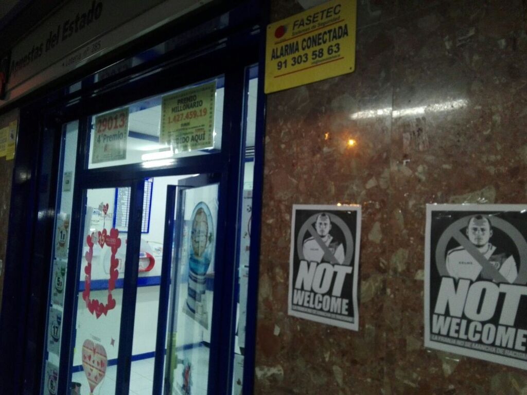Фанаты расклеили по Мадриду плакаты против футболиста сборной Украины: опубликованы фото