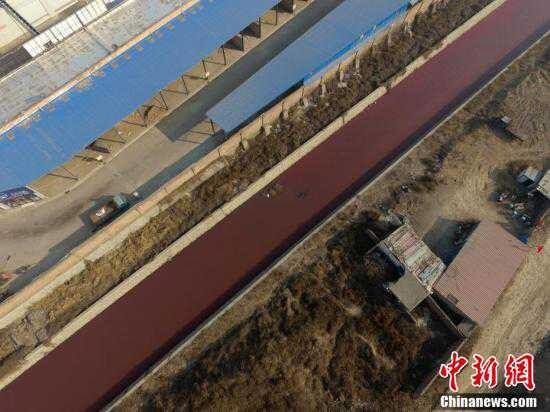 Можно снимать ужастики: в Китае река приобрела кровавую окраску