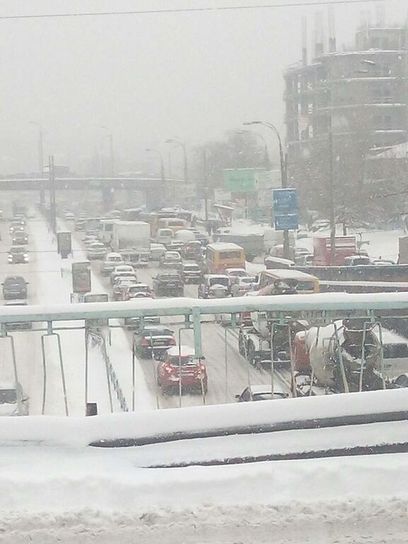 Сильные снегопады: где в Киеве дежурят спасатели на тягачах