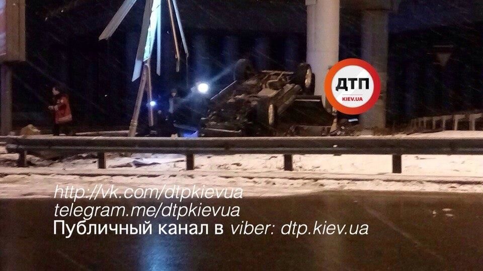 В Киеве автомобиль протаранил отбойник и перевернулся: опубликованы фото 